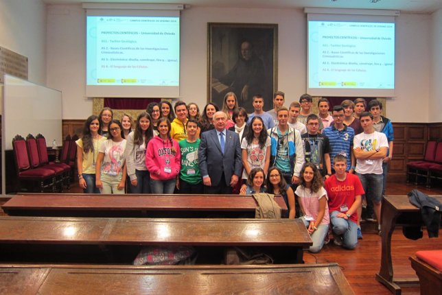 Vicente Gotor junto a los alumnos de los Campus Científicos de Verano