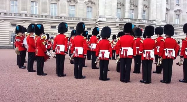 La Guardia Real Británica sorprende tocando la intro de 'Juego de Tronos'