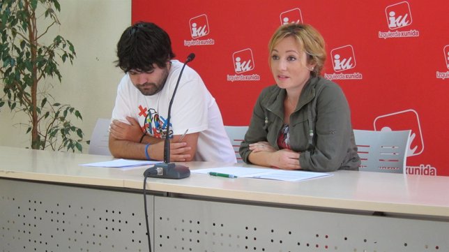 David Leis coordinador de juventud de IU Asturias y Mayka Barros, secretaria com