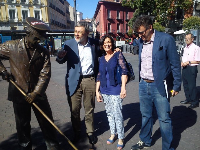 Lissavetzky en la plaza Jacinto Benavente