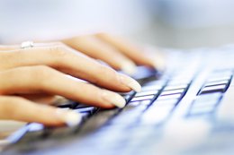 Mujer usando el teclado del ordenador