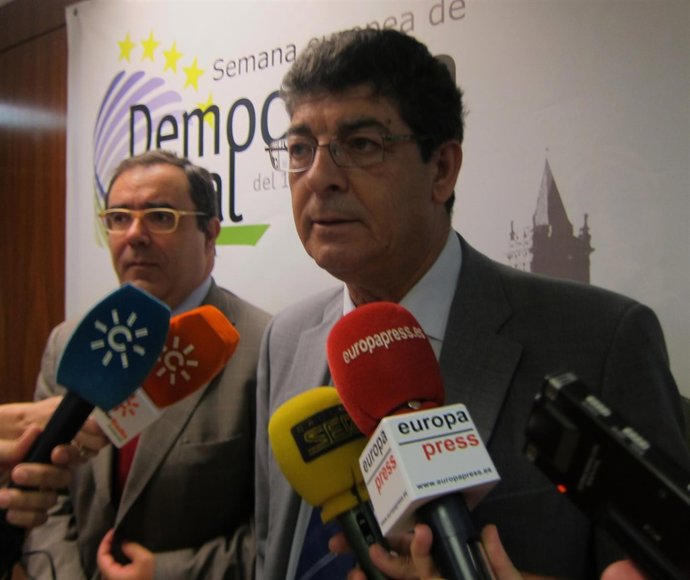 Diego Valderas, hoy junto al rector de la UPO