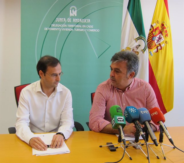 Víctor Mora, alcalde de Sanlúcar, y el delegado de Vivienda, Manuel Cárdenas
