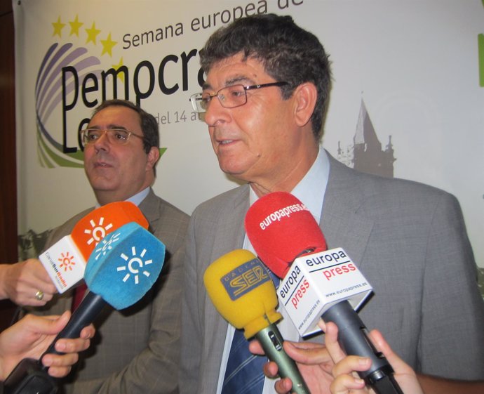 Diego Valderas, hoy junto al rector de la UPO