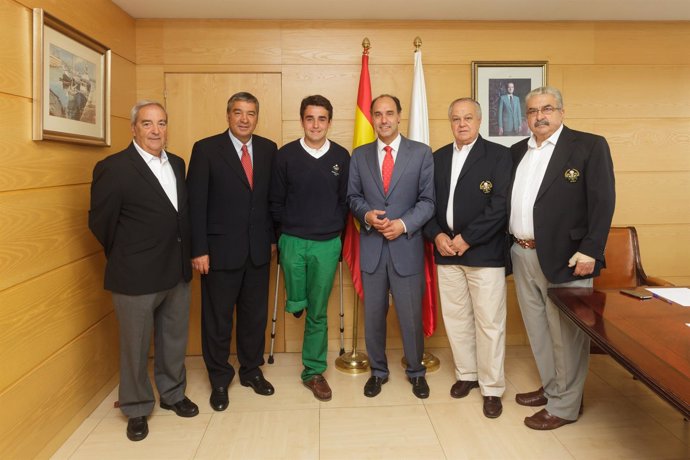 El presidente de Cantabria recibe al campeón de España de golf adaptado
