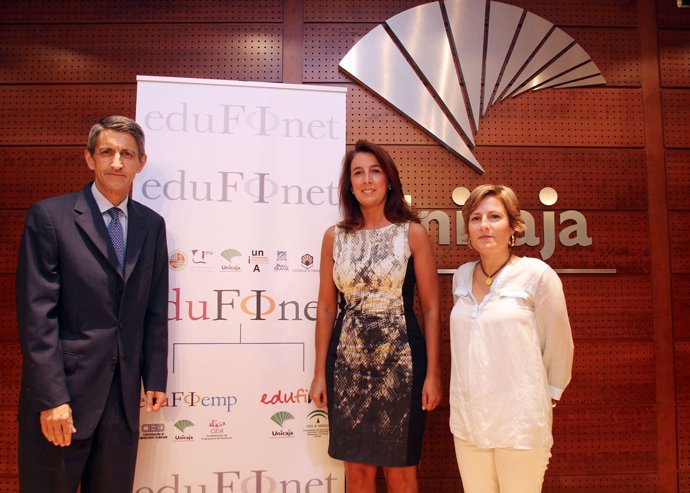 Firma convenio entre unicaja y uned Málaga