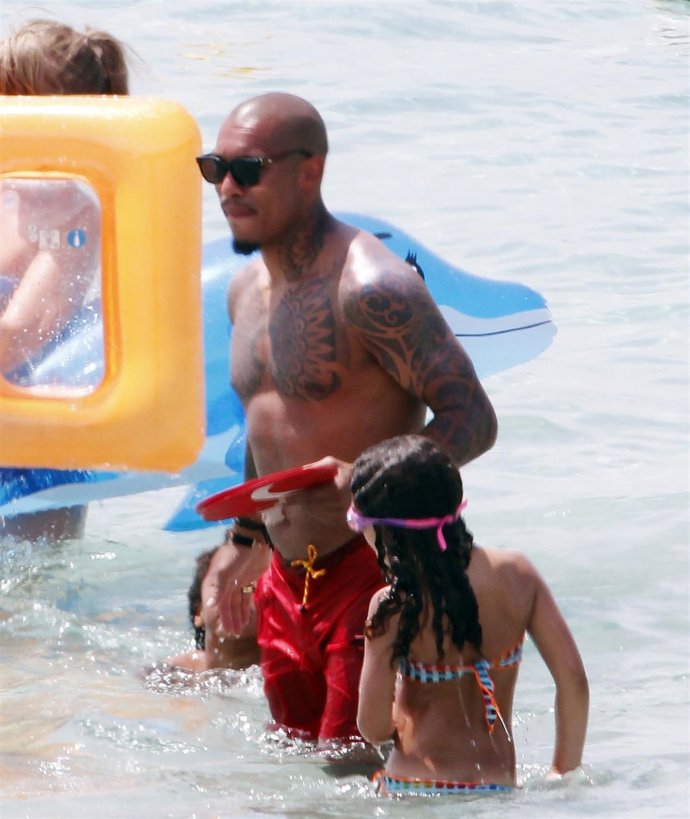 De jong, gran expectación playa ibiza mientra juega con sus hijos