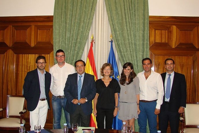 La ministra de Agricultura, Isabel García Tejerina, y representantes de Asaja