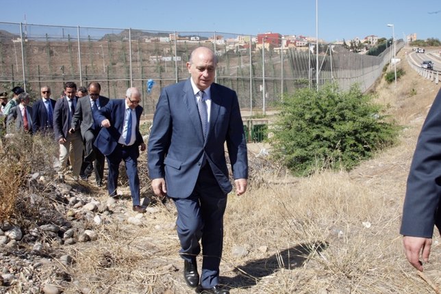 El ministro del Interior recorriendo la valla de Melilla