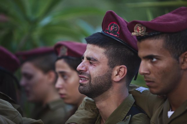 Soldados israelíes lloran en el funeral de uno de los suyos caído