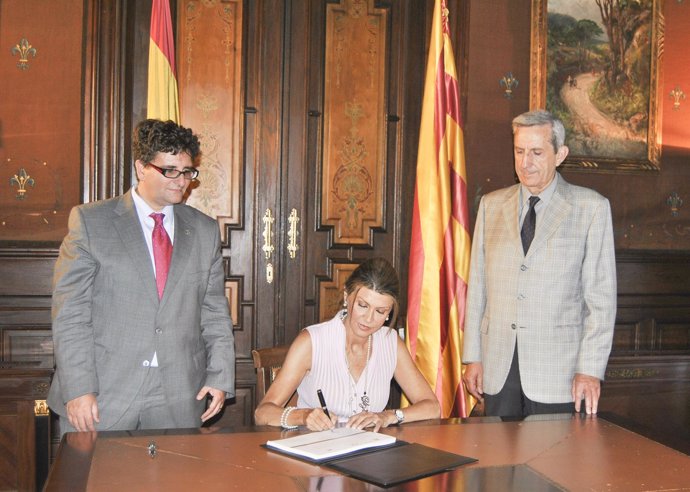 L.De Luna firmando el acuerdo de seguridad del túnel del Pertús