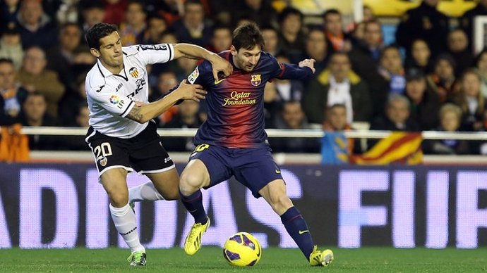 Ricardo Costa intenta frenar a Leo Messi