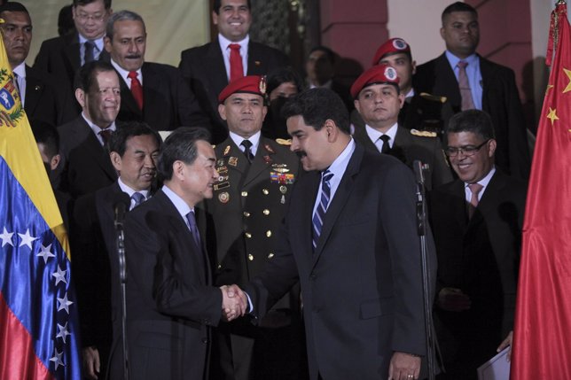 Nicolás Maduro y el ministro de Exteriores chino, Wang Yi.