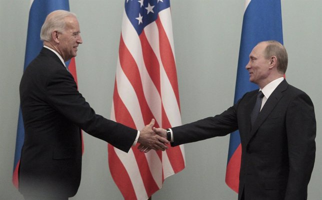 Putin con Joe  Biden en Moscú