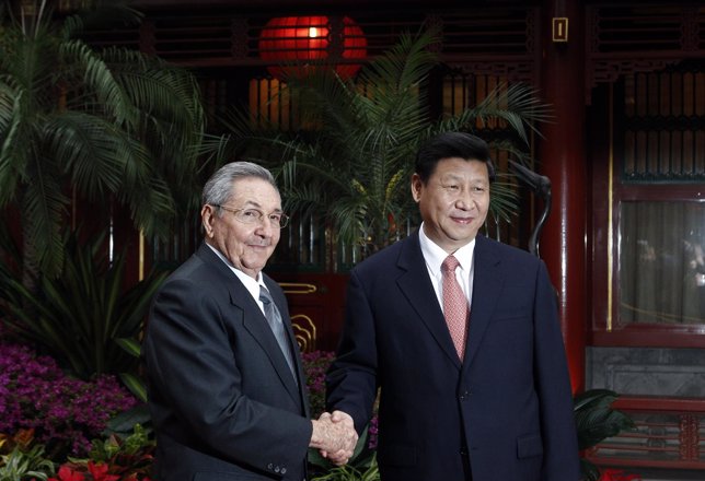 Cuban President Castro and Chinese Vice President Xi shake hands before a meetin