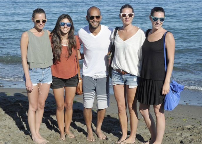 Hijas de Bertín Osborne en la playa con Amaury Nolasco