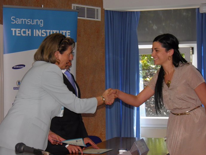La vicerrectora de la UPM, Sara Gómez, entrega uno de los diplomas