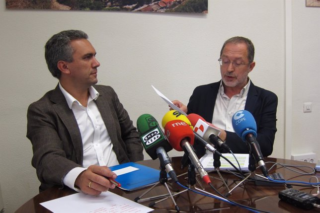 Los portavoces de PSOE, Javier Izquierdo; e IU, Manuel Saravia