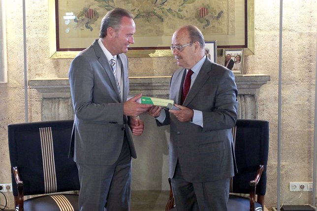 Rafael Cerdá entrega a Alberto Fabra la memoria del CES de 2013