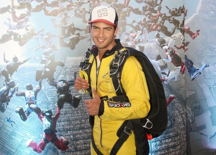 Maxi iglesias se atreve con el skydive