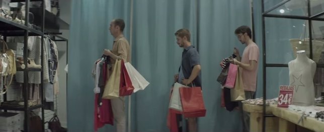 Hombres cargados de bolsas en el anuncio del GFC