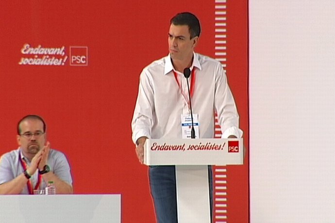 Sánchez pide a Rajoy y Mas dejarse de reproches