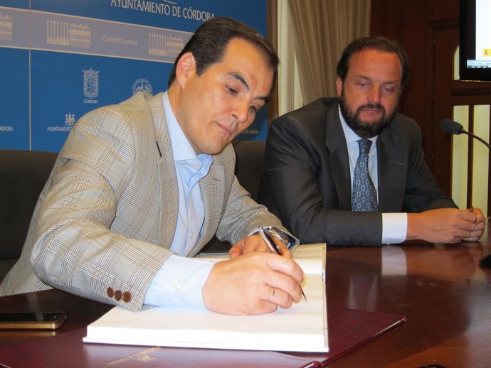 Nieto y Torremocha durante la firma
