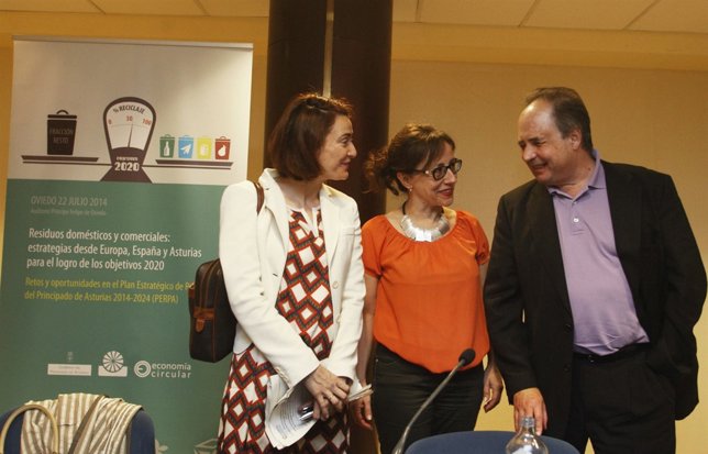 Belén Fernández (centro) antes del inicio de las jornadas. 