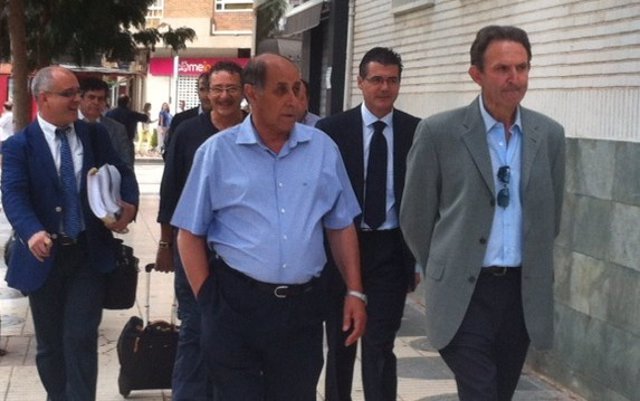 García Madrid y sus abogados llegando al Palacio de Justicia de Cartagena