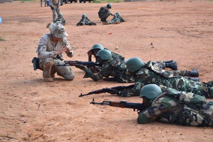Instructores de la sección 'Comando' con soldados malienses