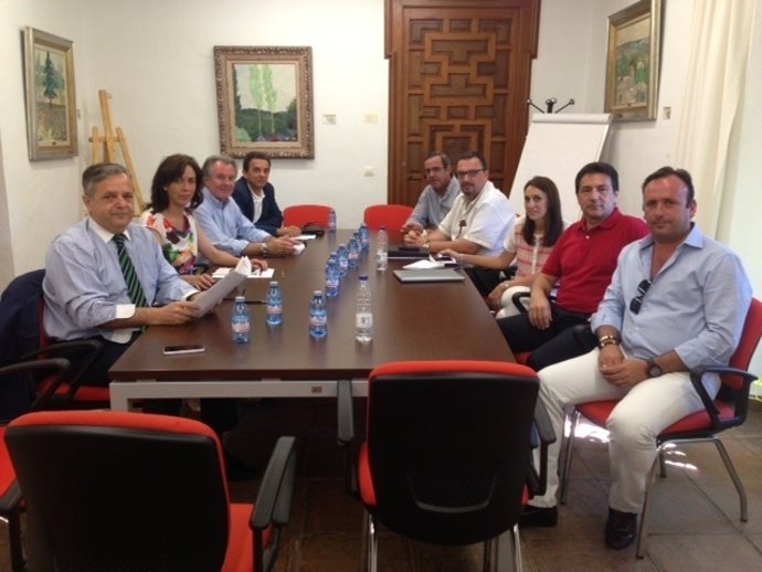 Fuentes, Ceballos y Gutiérrez (izda.) reunidos con responsables de Asagra (dcha.
