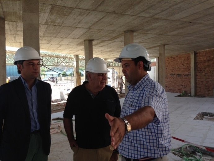 Lorite (izda.) en la visita a las obras