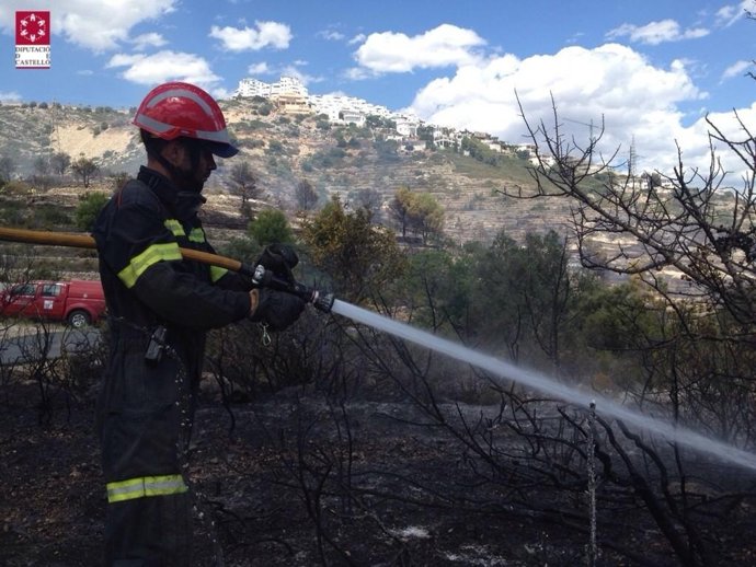 Un bombero en el incendio de Peñíscola 