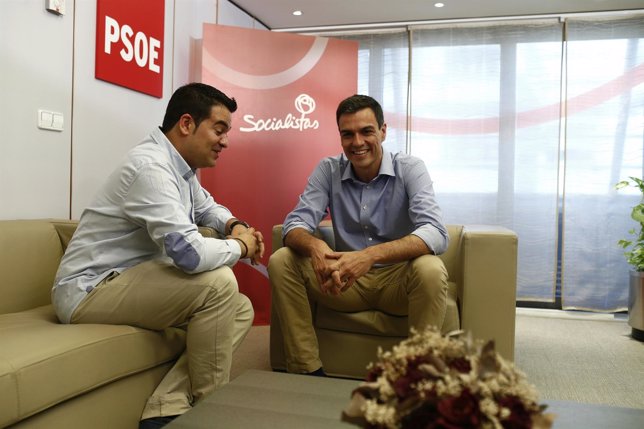 Pedro Sánchez y el líder de las Juventudes Socialistas, Nino Torres