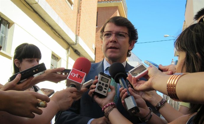 El alcalde atiende a los medios