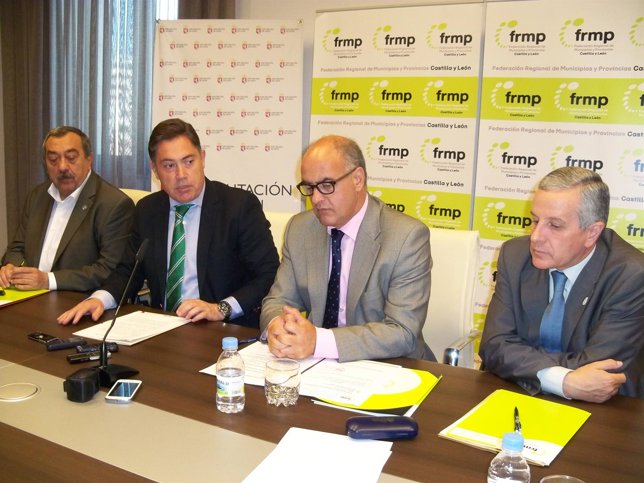 García Nieto (2º D) en la rueda de prensa