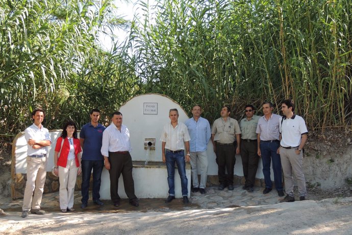 Zurera (centro),  Martín y técnicos de Medio Ambiente junto a la Fuente Escobar
