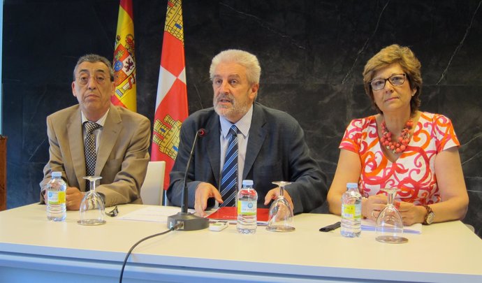 Agustín Álvarez, en el centro, presenta el plan estival de Salud Pública
