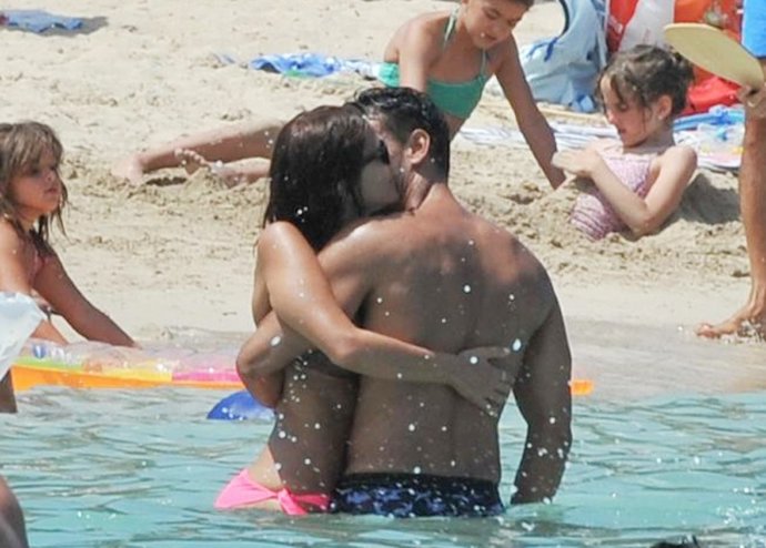 María josé suarez y javier lorenzana, derroche de amor a pie de playa