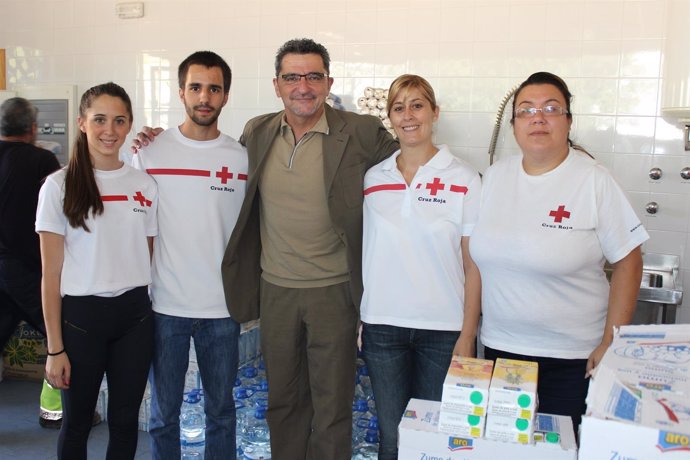 Antonio Gutiérrez Limones junto a voluntarios de los desayunos saludables.