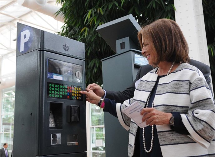 Botella con un nuevo parquímetro           