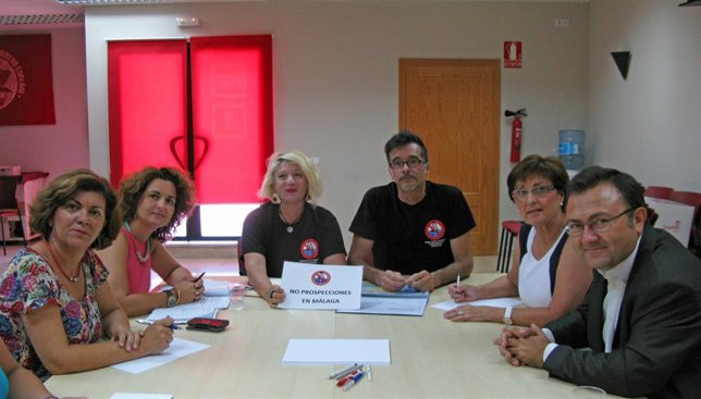 Heredia con miembros de la plataforma contra las prospecciones Mijas
