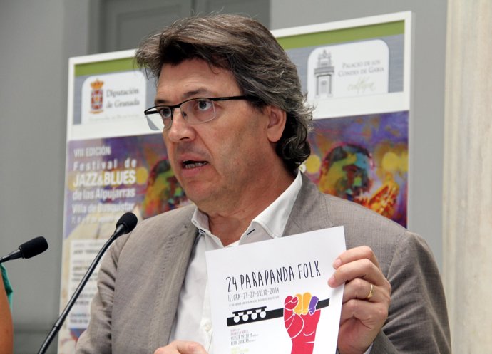 José Torrente con cartel del Parapanda