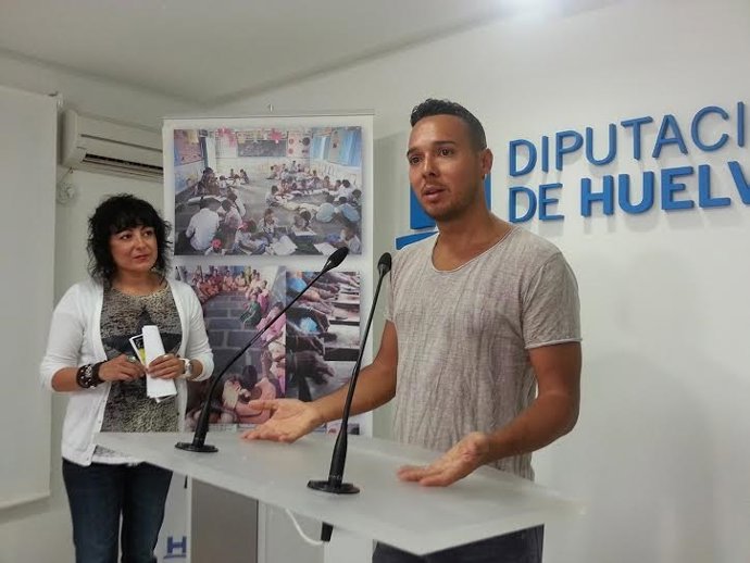 La diputada de Cultura, Elena Tobar, y el bailarín Manuel Vargas.