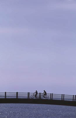 Personas puente bicis