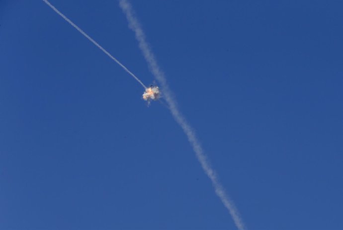 Cohete palestino interceptado por el sistema 'Iron dome' de Israel 