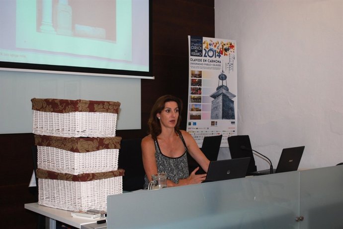 La pintora y rehabilitadora Cristina Ybarra en los cursos de la UPO