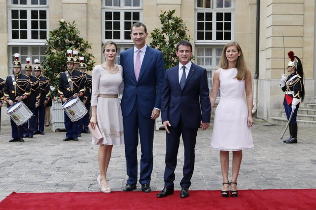 French Prime Minister Manuel Valls  his wife Anne Gravoin welcome Spain's King