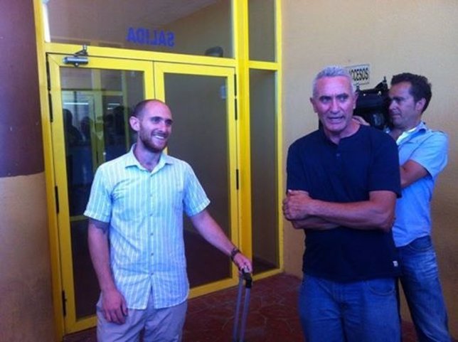 El sindicalista Carlos Cano sale de la cárcel, junto a Cañamero