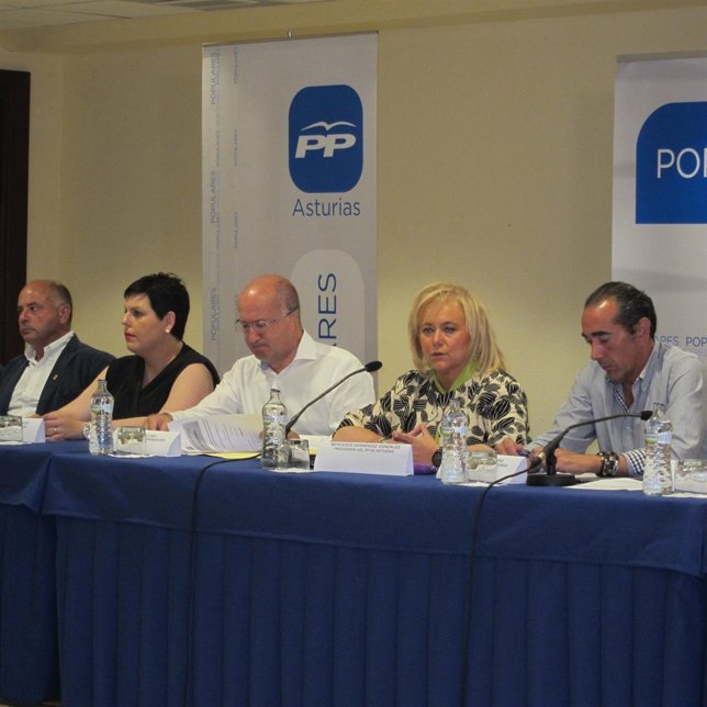 Mercedes Fernández y directivos del PP de Asturias